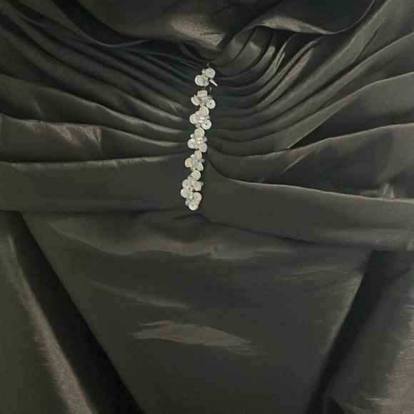 Elegant Black Evening Gown with White Bow - Picture 4 of 6